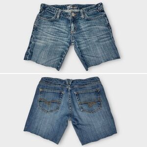 Miss Me Cut Off Denim Jean Shorts Chicago Medium Blue Wash Raw Hem Size 27 4‎